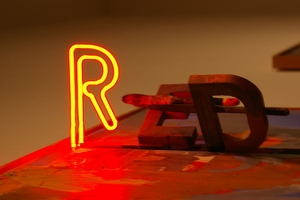 Neon R
